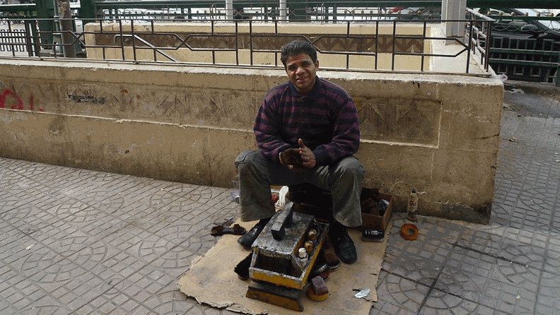 Kengankiillottaja Hanafi Mahmoudilla oli Tahrir-aukion laidalla lauantaina normaali työpäivä.