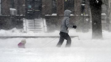 Nainen veti lasta pulkassa Bostonissa Yhdysvalloissa lumimyräkässä 27. tammikuuta 2015.