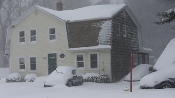 Lumi peitti autot ja pihan Foxboroughissa Massachusettsissa Yhdysvalloissa 27. tammikuuta 2015.
