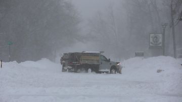 Lunta aurattiin Wrenthamissa Massachusettsissa Yhdysvalloissa Juno-myräkässä 27. tammikuuta 2015.
