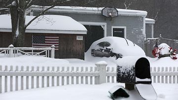Piha hautautui lumeen Norfolkissa Massachusettsissa Yhdysvalloissa 27. tammikuuta 2015.
