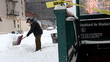 Mies teki lumitöitä New Yorkissa 27. tammikuuta 2015. Suuri määrä lentoja oli peruttu ja osa julkista liikennettä suljettu.