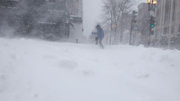 Jalankulkija lumimyräkässä Bostonissa Yhdysvalloissa 27. tammikuuta 2015.