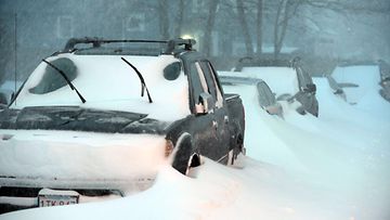 Lumi tuiskusi tielle ja autojen päälle talvimyräkässä 27. tammikuuta 2015 Winthropissa Massachusettsissa Yhdysvalloissa.