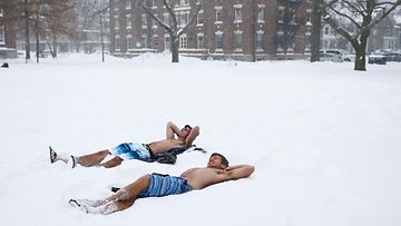 Opiskelijat ottivat ilon irti lumesta yliopistolla Cambridgessa Yhdysvalloissa 27. tammikuuta 2015.