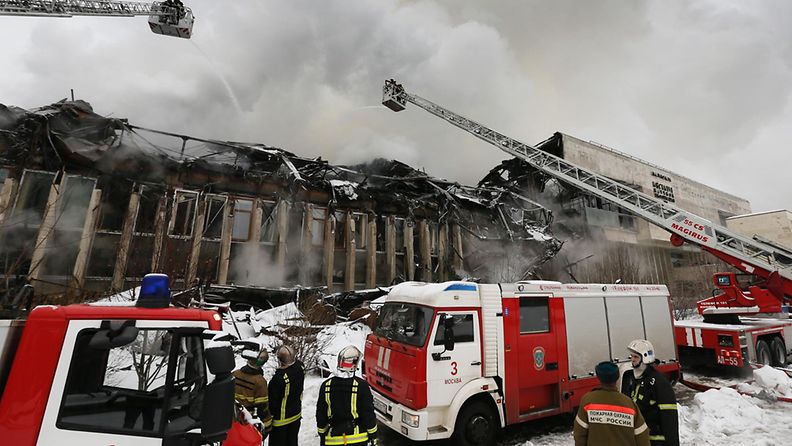 Palo tuhosi kirjastoa 2 000 neliömetrin alueelta yhteiskuntatieteiden instituutissa Moskovassa 31.1.2015.