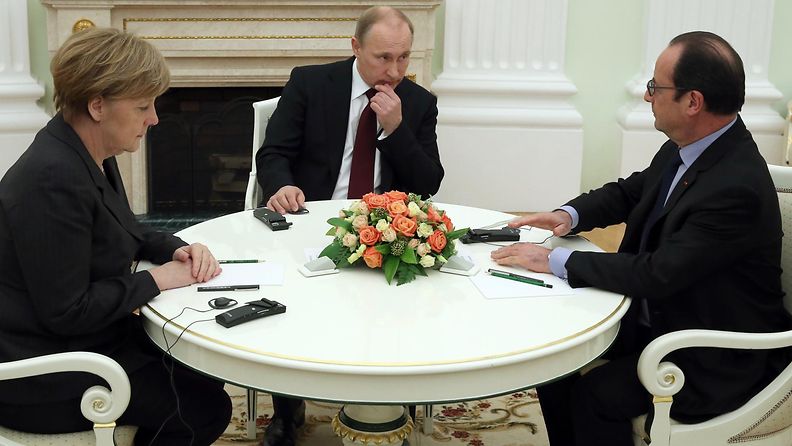 Venäjän presidentti Vladimir Putin (kesk.) isännöi Saksan liittokansleria Angela Merkeliä (vas.) ja Ranskan presidenttiä Francois Hollandea Moskovassa 6. helmikuuta 2015.