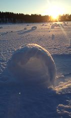 Lumirullia ja aurinkoa 6. helmikuuta 2015 Savonlinnan Karkulahdessa. Lukijan kuva: Marianne Pussinen