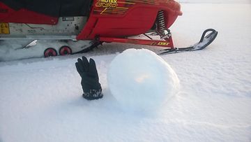 Lumirullat voivat olla halkaisijaltaan kymmeniä senttimetrejä. Lumirullia Vimpelissä Lappajärven rannalla 6. helmikuuta 2015. Lukijan kuva: Tapio Lehto