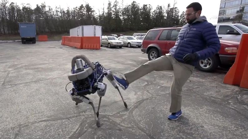 Spot-robotti. Kuvakaappaus Boston Dynamicsin YouTube-sivuilta