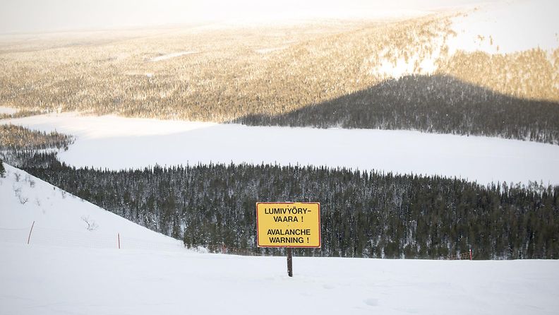 Lumivyöryvaroituskyltti Yllästunturin läheisellä Kellostapulilla Kolarissa 10. helmikuuta 2015.