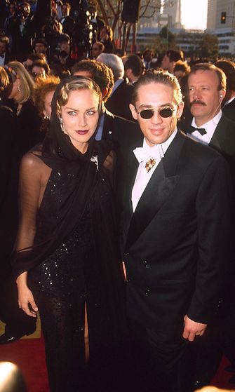 Sharon Stone veljensä kanssa vuonna 1994 Oscar-gaalan punaisella matolla.