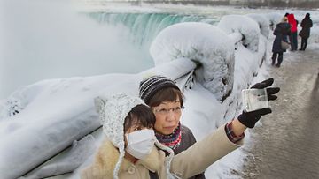 Turistit Niagaran putouksella 19.2.2015.