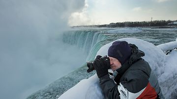 Turisti kuvaamassa Niagaran putousta 19.2.2015.