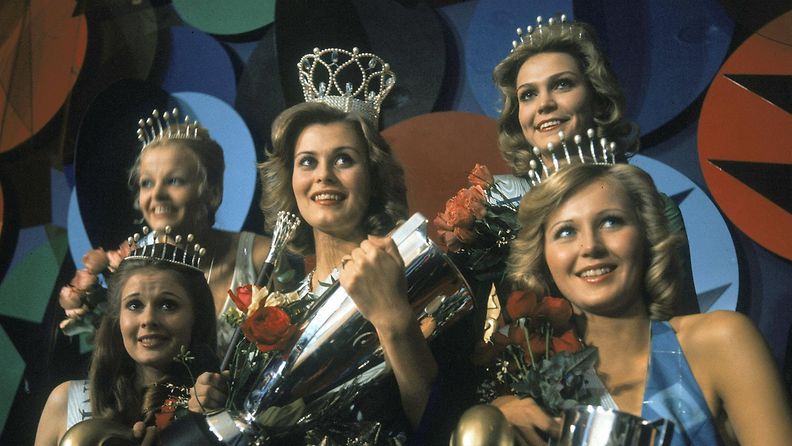 Miss Suomi 1975 Anne Pohtamo perintöprinsessojen ympäröimänä, 4. helmikuuta 1975.