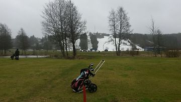 Meri-Teijossa golfkenttä viheriöi, lunta oli laskettelurinteessä 1. maaliskuuta 2015. Kuva: Tarja Hakulinen