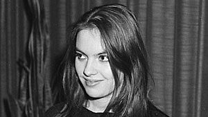 Kirjailija ja teatterikoululainen Anna-Leena Härkönen vastaanotti J.H. Erkon rahaston palkinnon vuoden esikoiskirjasta "Häräntappoase" 16.1.1985.