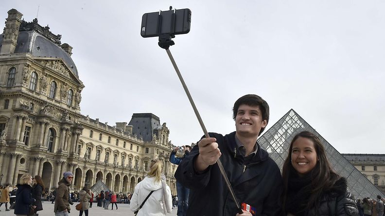 Selfie keppi Louvre Pariisi