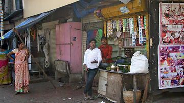 Mumbain Kamathipuran kaupunginosa on perinteista punaisten lyhtyjen aluetta  (2)