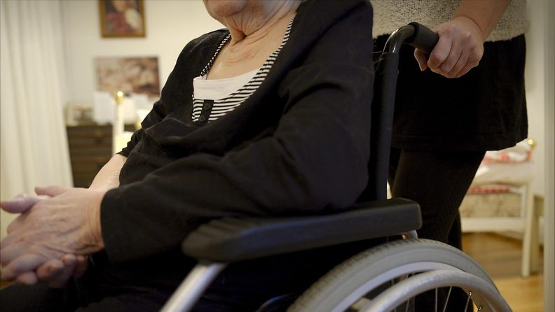 vanhus hoitaja kotihoito vanhainkoti pyörätuoli nainen omaishoitaja