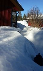 Korkeita lumikinoksia Puolangalla maaliskuun puolivälissä 2015.