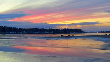 Värikäs taivas Vaasassa 20. maaliskuuta 2015. Lukijan kuva: Matti Hietala