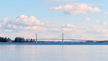 Raippaluodon silta 21. maaliskuuta 2015. Lukijan kuva: Matti Hietala