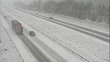 Lunta tuprutti nelostiellä Järvenpäässä aamulla 25. maaliskuuta 2015. Kuva: Liikennevirasto