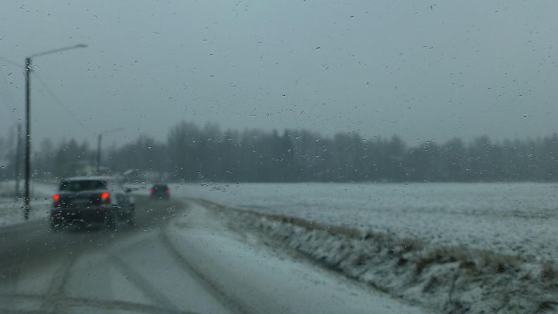 Lumi- ja räntäsateita Tuusulassa aamulla 30. maaliskuuta 2015.