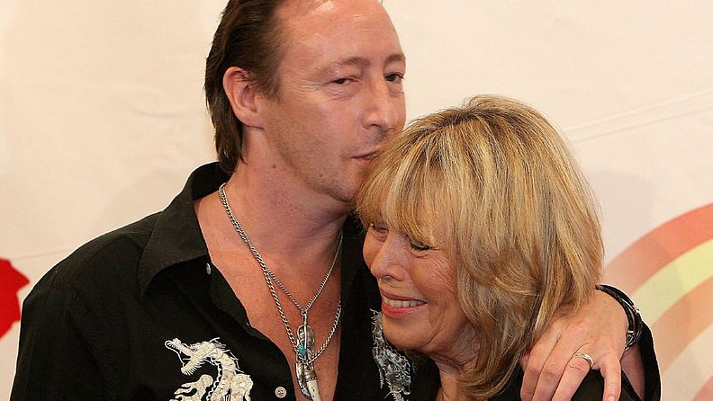 Julian ja Cynthia Lennon vuonna 2006.