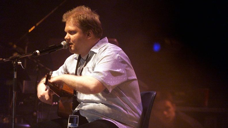 Sepi Kumpulainen esiintymässä Pop-Finlandia -konsertissa Jäähallissa 6.12.2001. 