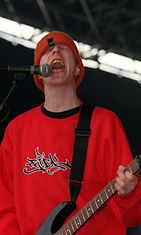 Apulanta-yhtyeen Toni Wirtanen esiintymässä Maailma kylässä -festivaaleilla Helsingin Kaisaniemen puistossa sunnuntaina 27.5.2001