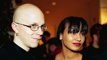 Apulannan Toni Wirtanen tyttöystävänsä tv-toimittaja Tea Khalifan kanssa Katso-lehden Telvis-palkintojen jakotilaisuudessa tiistai-iltana Helsingissä. 2000.