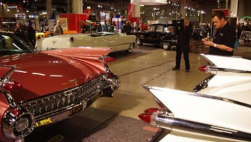 American Car Show'n Cadillac Corner: vasemmalla Coupe de Ville 1959, oikealla Fleetwood Sixty Special 1959, takana Cadillac 62 Convertible 1955 ja 4-door Sedan 1956..