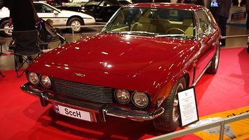 Brittiauto Jensen Interceptor III 1973 oli aikansa hybridi, mikä silloin tarkoitti sitä, että eurooppalaisessa (urheilu)autossa oli amerikkalainen moottori, tässä tapauksessa Chryslerin.
