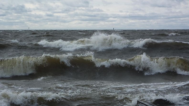 Tuulta ja aaltoja Reposaaressa Porissa 22. maaliskuuta 2015. Lukijan kuva: Matti Nurmi