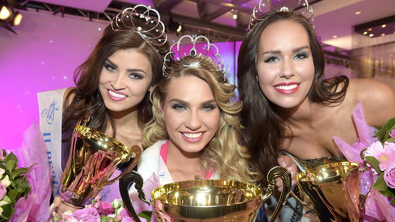 Uusi Miss Suomi Rosa-Maria Ryyti 12. huhtikuuta 2015. Ensimmäinen perintöprinsessa Carola Miller ja toinen perintöprinsessa Saara Ahlberg.