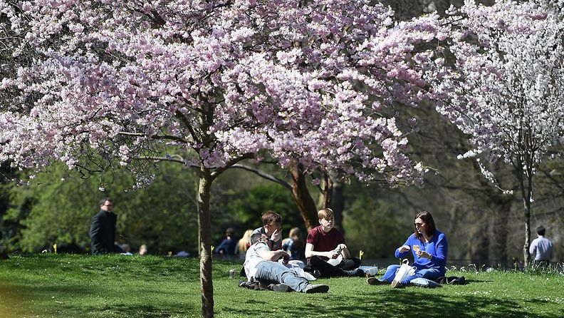 Ihmiset nauttivat auringosta ja keväisestä lämmöstä Lontoossa 7. huhtikuuta 2015.