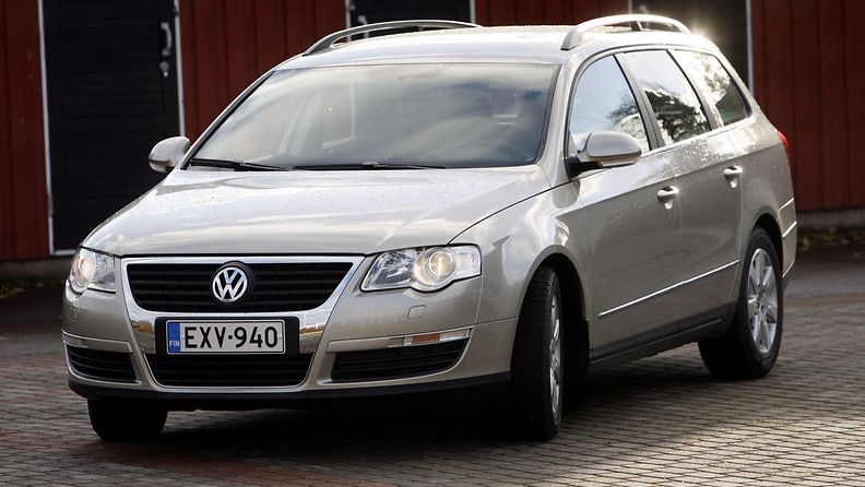 Vain vähän ajavan Antti Rinteen auto on ryhmän vaatimattomin. Rinteen Volkswagen on kuvan autosta poiketen musta.