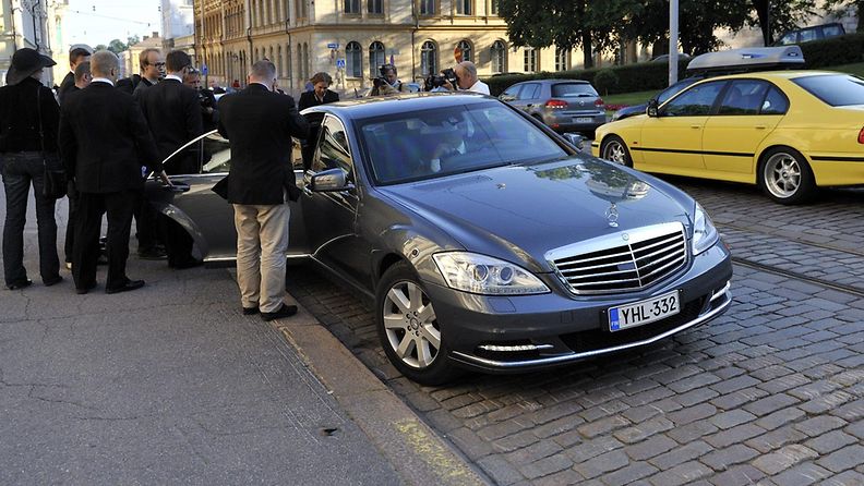 Pääministerin virka-autoksi hankittiin vuonna 2011 erikoisvarusteltu Mercedes-Benz.