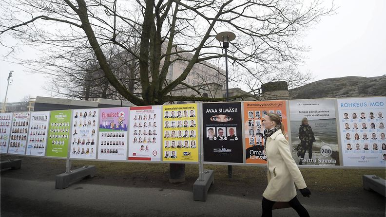 Eduskuntavaalien mainoksia Helsingissä 1. huhtikuuta 2015.