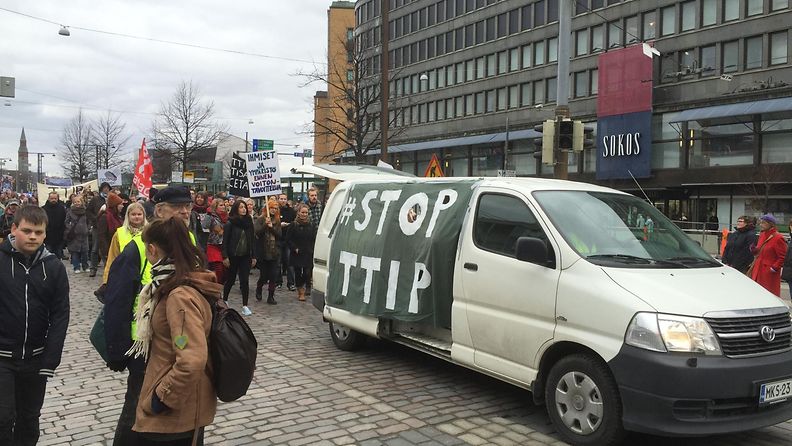 TTIP-vastainen mielenosoitus Helsingissä