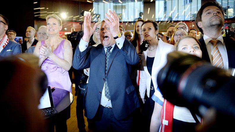 29198680 Vaalit 2015 tulosilta SDP:n puheenjohtaja Antti Rinne kuulee ennakkoäänten osuuden