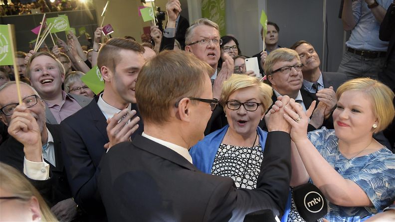 29198603 Vaalit 2015 tulosilta  Keskustan Juha Sipilä iloitsee Anu Vehviläisen ja Annika Saarikon kanssa