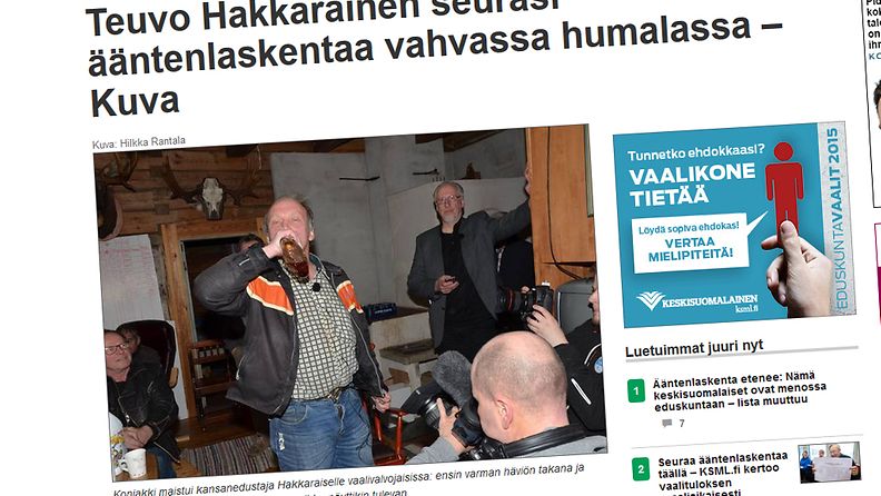 Teuvo Hakkarainen naukkaili konjakkia vaalivalvojaisissa Keskisuomalaisen mukaan.