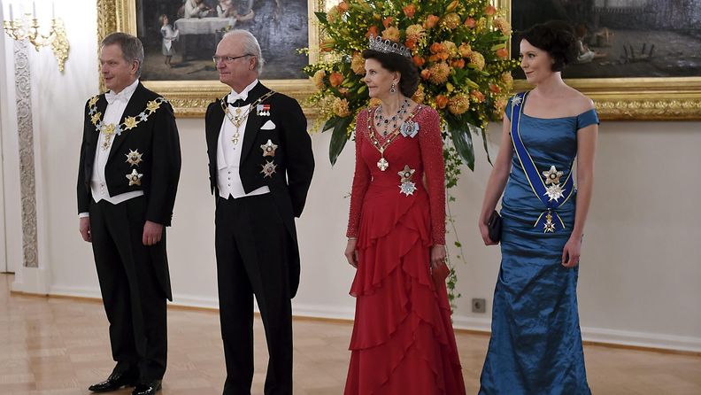Sauli Niinistö, Kaarle Kustaa, Silvia ja Jenni Haukio ottivat vieraat vastaan illalliselle Presidentinlinnassa 3.3.2015.