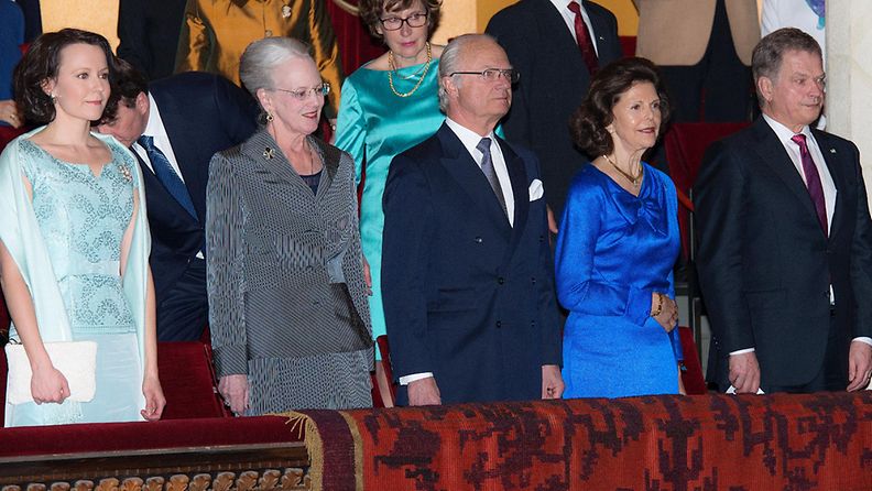 Jenni Haukio, kuningatar Margareeta, kuningas Kaarle Kustaa, kuningatar Silvia ja presidentti Sauli Niinistö juhlakonsertissa Tukholmassa 21.4.2015. (1)
