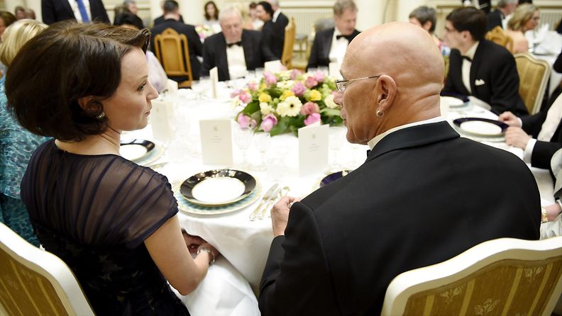Bruce Oreck istui päivällisillä rouva Jenni Haukion vieressä, 23.4.2015.