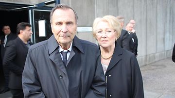 Reijo ja Anita Taipale Kari Tapion lesken, Pia Viheriävaaran hautajaisissa Espoossa Tapiolan kirkossa 24.4.2015. (1)