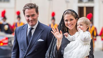 Madeleine, Chris O’Neill ja Leonore tapasivat paavin Vatikaanissa 27.4.2015.